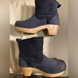 No 6 shearling clog